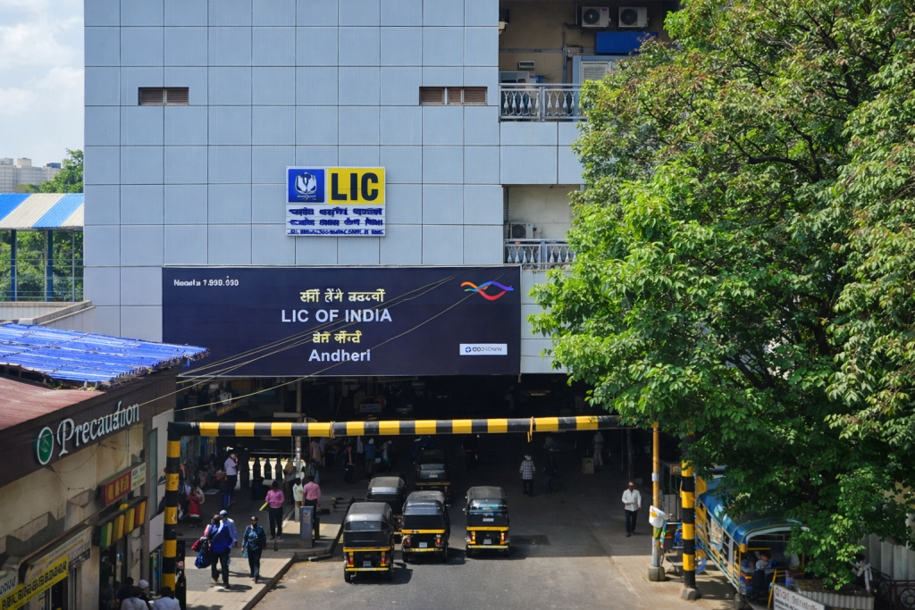 LIC of India Andheri building with large facade signage and auto rickshaws below

Image Title: