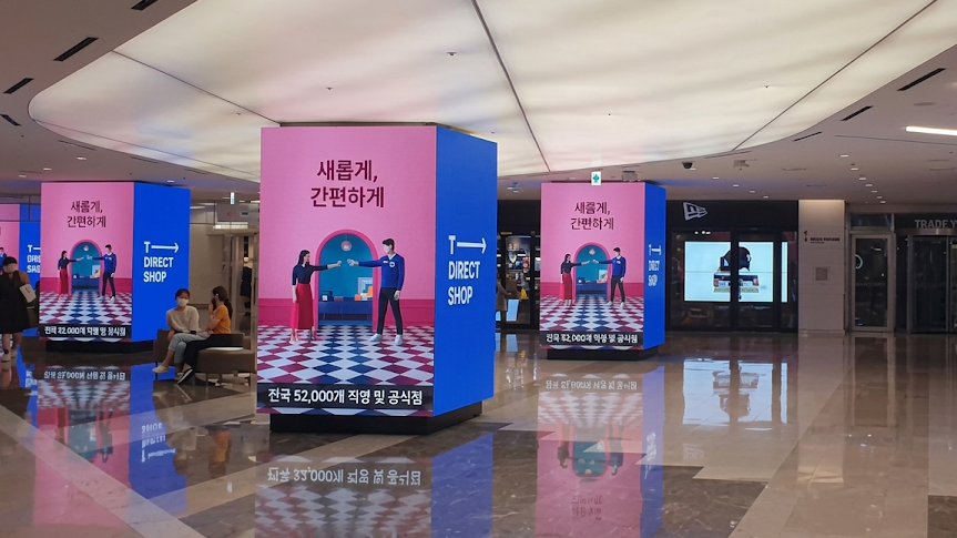 cube digital display advertising units placed inside mall for immersive brand campaigns